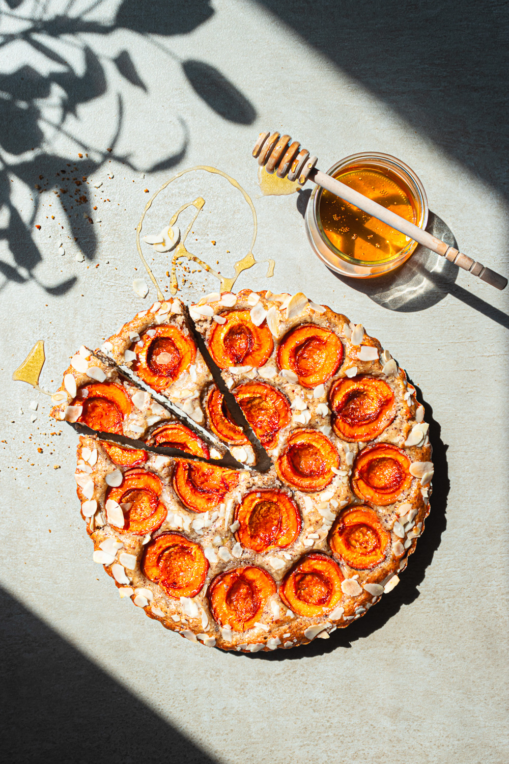 sommerlicher Aprikosenkuchen mit Honig und Mandeln in atmosphärischer Lifestyle Food-Fotografie