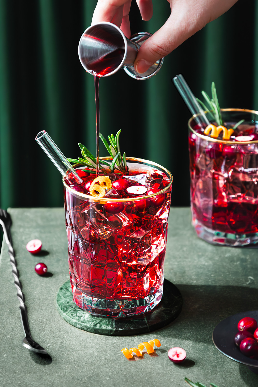 Gluehwein Spritz in elegantem Glas mit winterlicher Atmosphaere