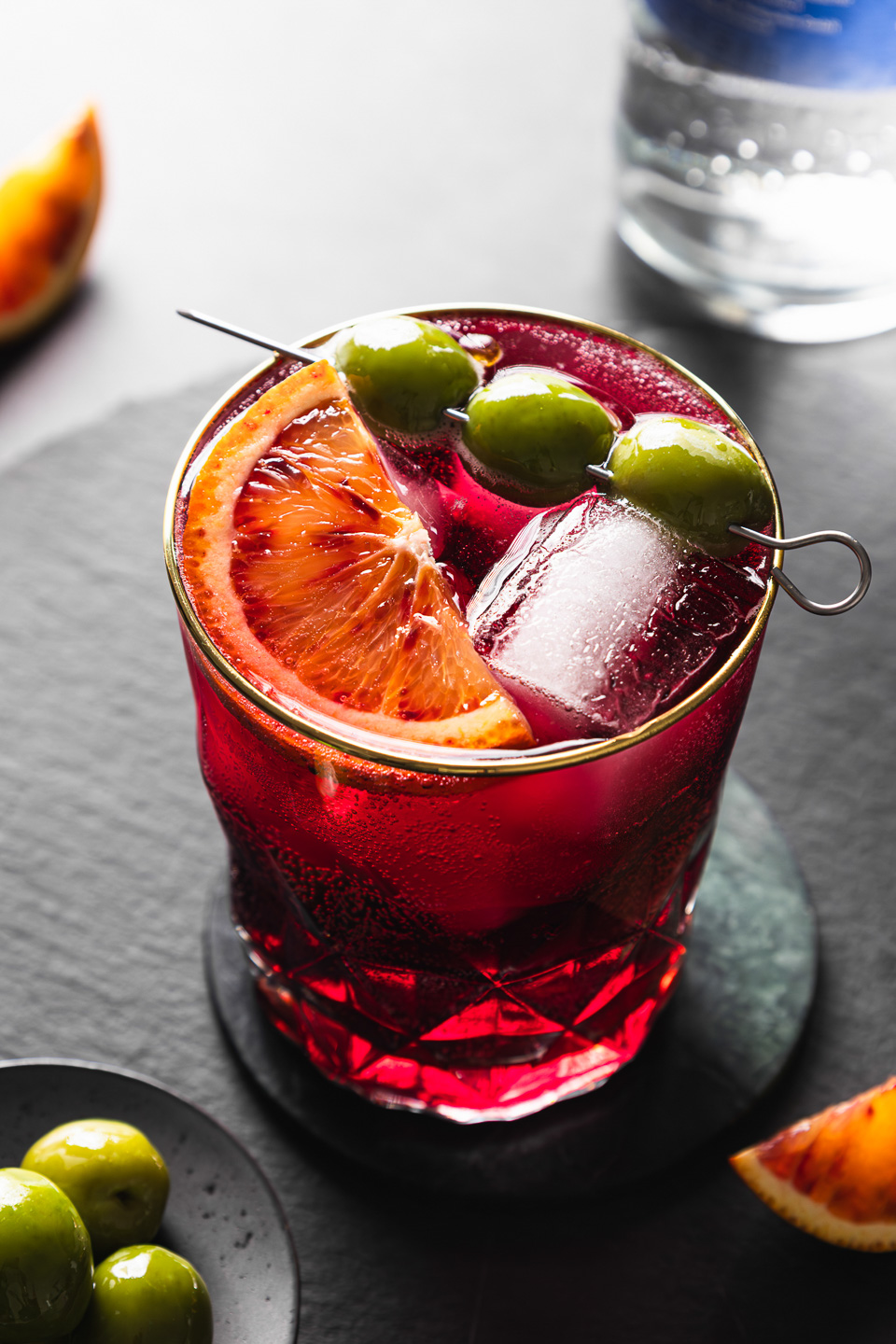 Lambusco Spritz mit Lichtreflexen in moderner Getränkefotografie