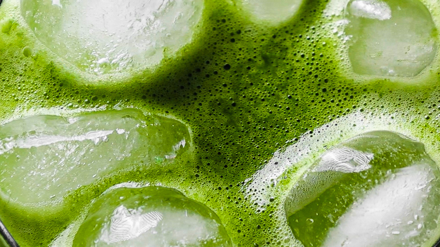 Makroaufnahme Matcha Soda mit Eiswürfeln und Schaum in moderner Getränkefotografie