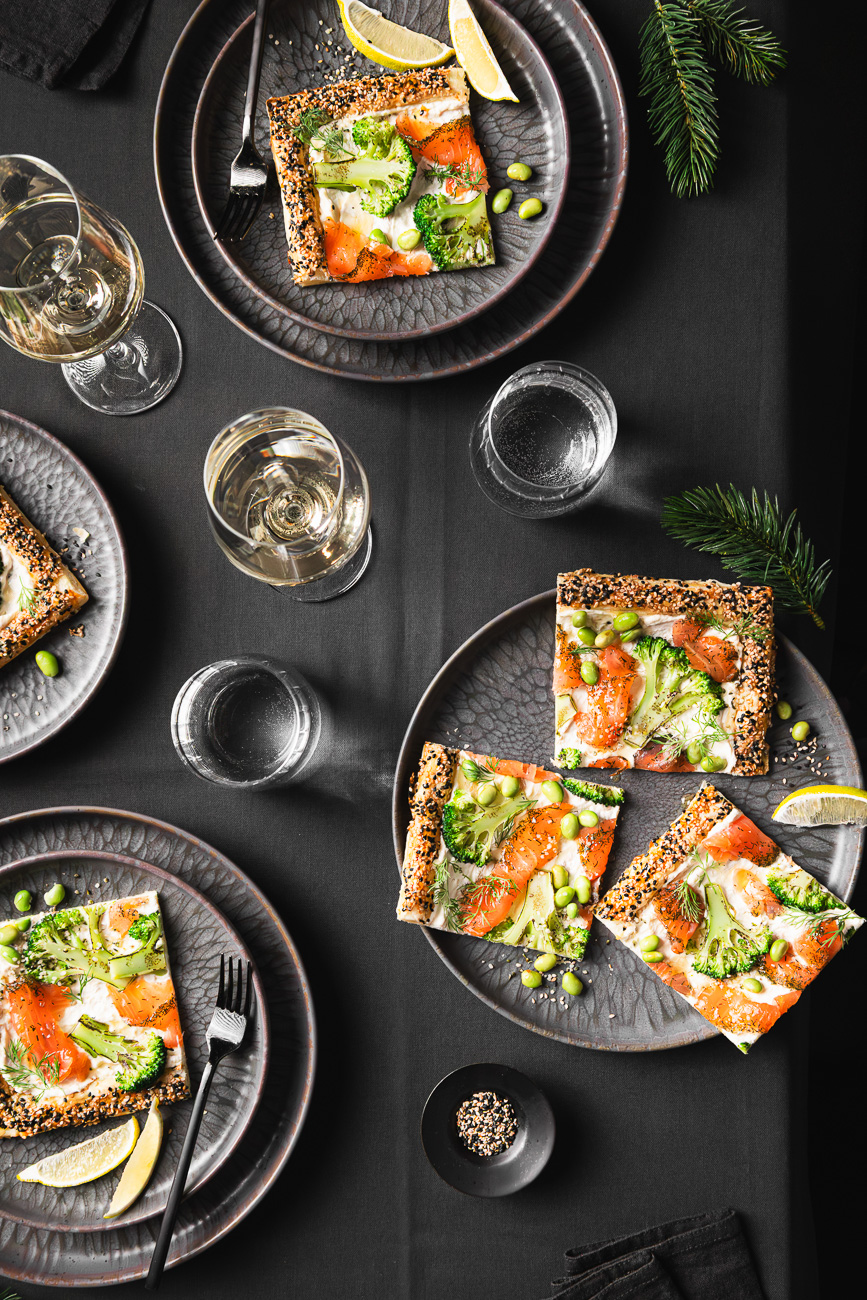 Lachs-Brokkoli-Tarte frisch gebacken auf weihnachtlicher Tischszene